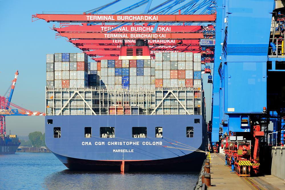 1835_0935 Heck des Frachtschiffs CMA CGM CHRISTOPHE COLOMB - Containerbrücken am Burchardkai. | Container Terminal Burchardkai CTB